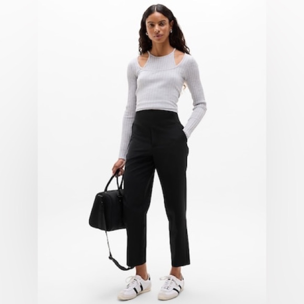 Athleta Endless High Rise Pant
Textured, stretch fabric in a tapered fit